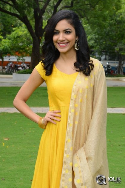 Ritu-Varma-At-Pelli-Chupulu-Movie-Abhinandhana-Sabha